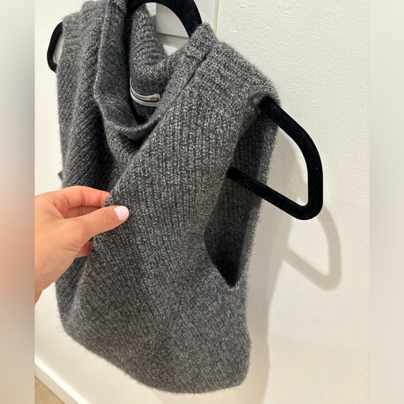 Cashmere sweater vest - Picture 5 of 5